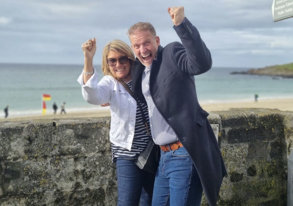 Above: Hugs & Kisses’ Caroline and Jon Ranwell celebrate reaching the finals of The Retas while on holiday in Cornwall, to the amusement of passers-by