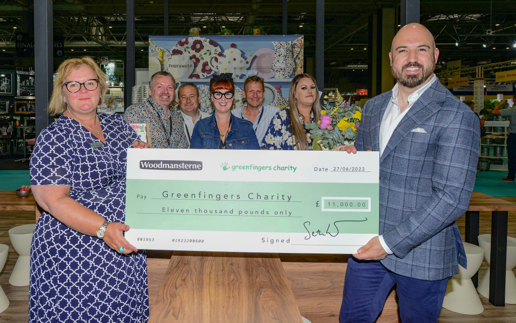 Above & top: Seth Woodmansterne presents the cheque to Linda Petrons on the Glee stand